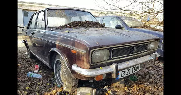 Una dintre mașinile lui Nicolae Ceaușescu a fost abandonată în București