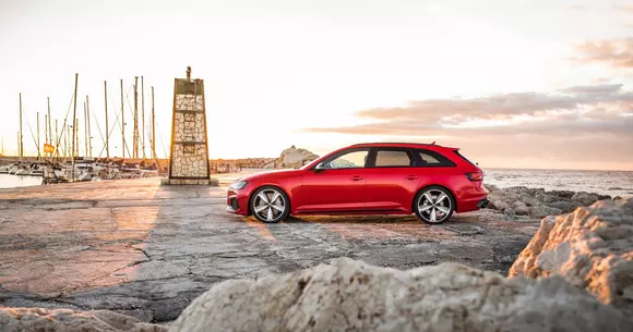 Audi RS 4 Avant - combinaţie perfectă între sportivitate şi aspectele practice