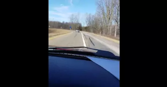 Este aceasta cea mai beată șoferiță din lume? Uite în ce hal conduce | VIDEO