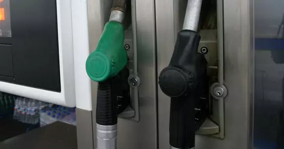 Incredibil! Cum se fură la pompele din România când angajatul benzinăriei îi spune șoferului: "Pot să vă ajut?"