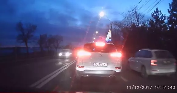 Cea mai aprigă dilemă din trafic: este MORAL să circuli pe banda 1 dacă banda 2 este ocupată? Dar LEGAL? | VIDEO