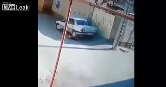 Și-a lovit copilul de două ori cu mașina, din greșeală | VIDEO