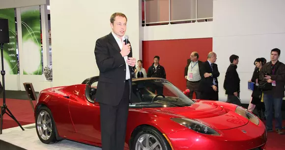 Asta-i bună! O mașină decapotabilă va ajunge în SPAȚIU