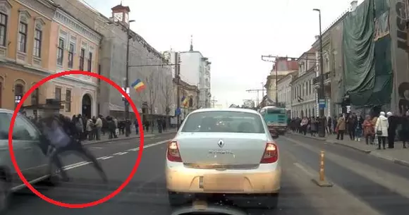 Un tânăr a fost izbit violent de un automobil! Accidentul a fost filmat! | VIDEO