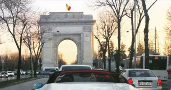 Cine mai e ca el? Tot Facebook-ul a râs de posesorul unui Ferrari din București