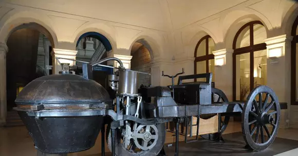 Cum arată cea mai veche mașină din lume și când a fost construită?