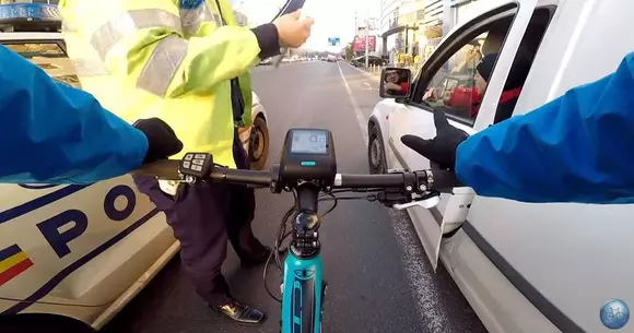 Scandal în trafic! Un dubist, către un biciclist: "Îți dau una cu ușa peste gură". Poliția a sosit la fața locului | VIDEO
