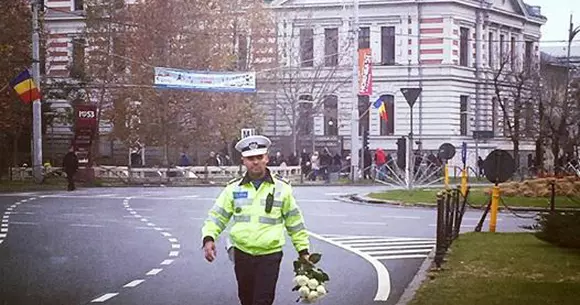 Un polițist de la circulație a făcut gestul suprem la înmormântarea Regelui. Toți șoferii l-au lăudat