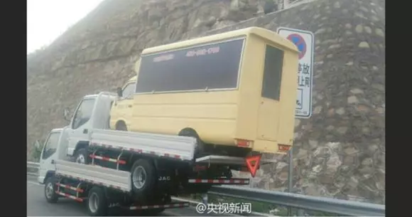 Cine mai e ca el? Povestea șoferului care a condus în 2016 trei camioane urcate unul în celălalt