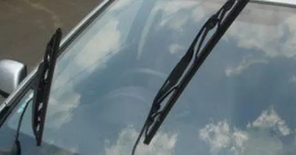 Trei lucruri pe care să le faci dacă vrei să afli cine ți-a ridicat ștergătoarele la mașină