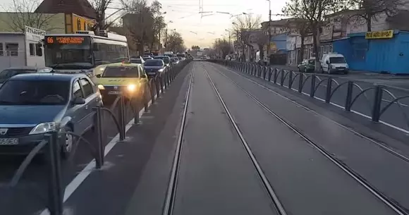 Coșmarul șoferilor necivilizați din București a devenit realitate: Tramvaiul 21, transformat în metrou ușor | VIDEO