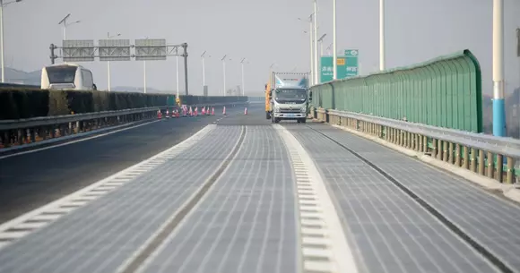 China a început să testeze o autostradă solară