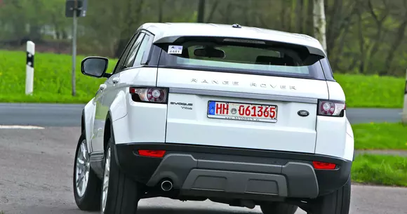 Range Rover Evoque de la 25.000 de euro: Pete negre pe o bluză albă