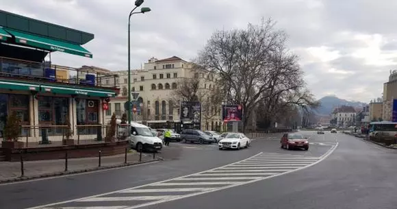 Culmea parcării: un Mercedes a fost lăsat în mijlocul unei intersecții