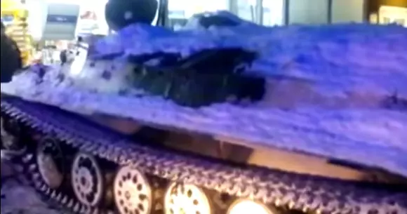 Doar în Rusia: cu transportorul blindat la furat din supermarket - Video