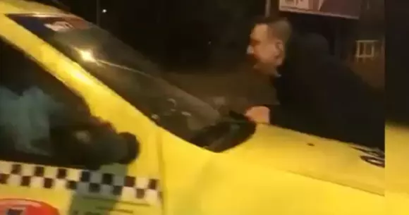 Taximetrist de București: cu clientul pe capotă