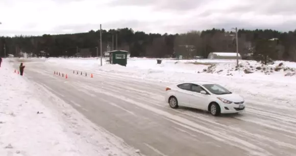 ABS pe zăpadă - Diferența dintre a frâna CU ABS și FĂRĂ ABS