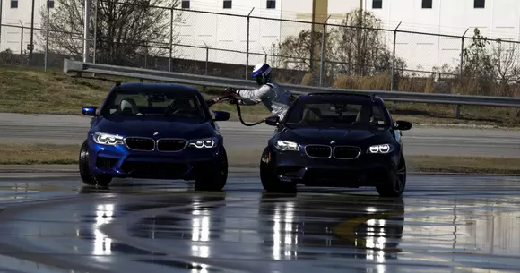 BMW stabileşte două recorduri mondiale pentru drifting cu noul BMW M5