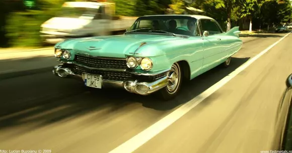 Un colecţionar de maşini de epocă restaurează Fordul celebrului actor Birlic