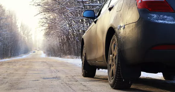 6 lucruri care nu trebuie să-ți lipsească dacă pleci la drum lung cu mașina pe timp de iarnă