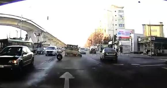 A rămas fără roţi pe o stradă din București