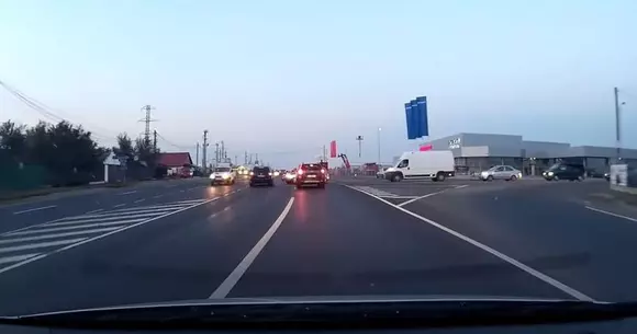 Așa arată cel mai norocos șofer din România! Încă 10 cm și se putea întâmpla o tragedie! | VIDEO
