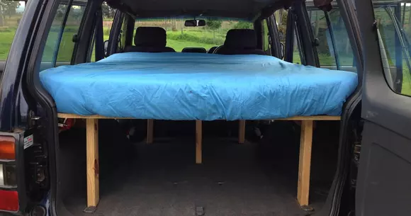 4 moduri prin care îți poți transforma mașina într-un pat confortabil