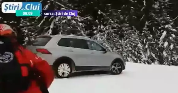 Vara pe plajă, iarna pe pârtie! Un șofer a intrat cu mașina pe pârtia de schi | VIDEO