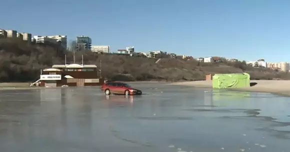 O mașină a rămas înghețată în mare