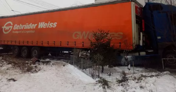 A intrat cu un TIR în scara unui bloc