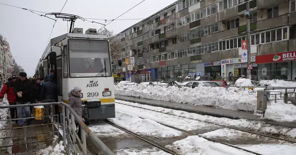 Idei "firești"! Tu ai vrea ca bicicliștii să circule pe linia de tramvai? Ce spun polițiștii despre asta!