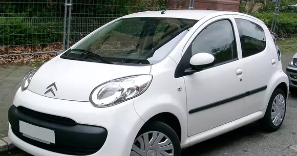 Un mecanic i-a propus unei studente să-i repare aerul condiţionat, deși mașina ei nu era dotată cu AC