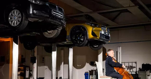 Lansare inedită a noului BMW X2  în România: recital de Bach şi un service transformat în sală de concerte