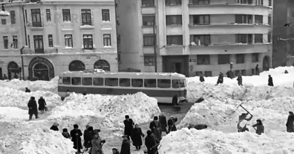 Cum arăta Capitala după viscolul din 1954 (Video)