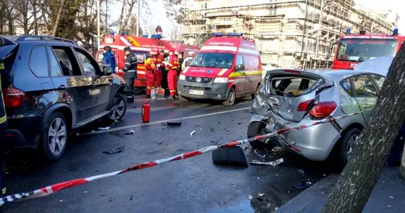 Un șofer a făcut un accident cu 4 mașini, în timp ce își bătea iubita la volan