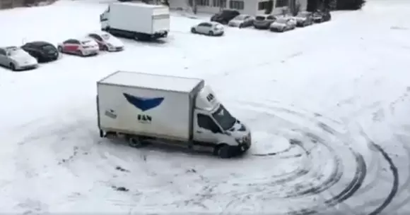 Un curier surprins făcând derapaje controlate pe zăpadă cu camioneta firmei - Video