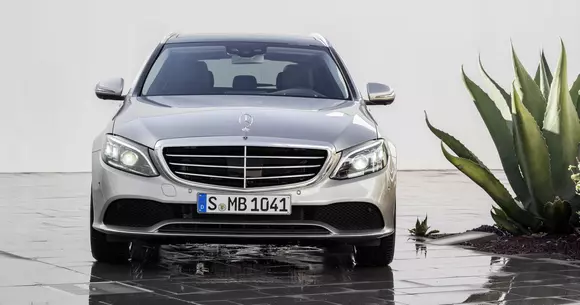 Mercedes-Benz Clasa C facelift - modificări estetice și tehnologice minore