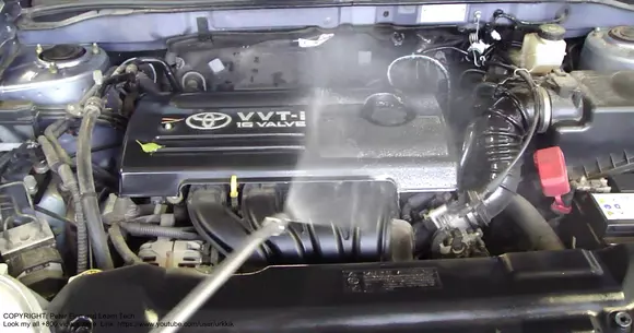 Cum să speli corect motorul mașinii. E bine să faci operațiunea asta?