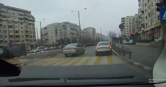 Ai grijă pe cine "deranjezi" în trafic! Polițiștii circulă cu mașini neinscripționate! Uite ce a pățit un șofer din Ploiești! | VIDEO