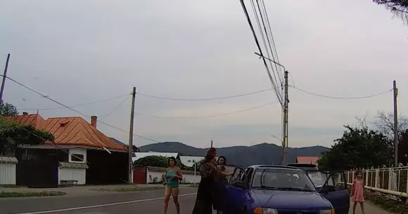 Câți români încap într-o mașină de cinci locuri? | VIDEO