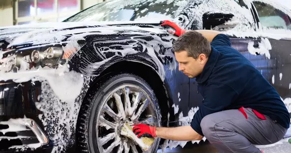 5 greșeli care îți distrug mașina la spălat și cum le poți evita