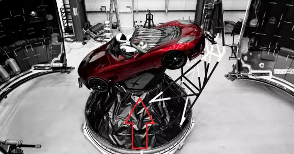 Un nume românesc stă scris pe automobilul Tesla trimis în spaţiu de Elon Musk