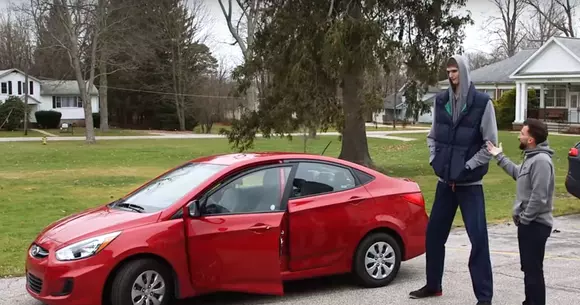 Problemă: poate intra un baschetbalist de 2,3 m într-o mașină compactă? -  VIDEO