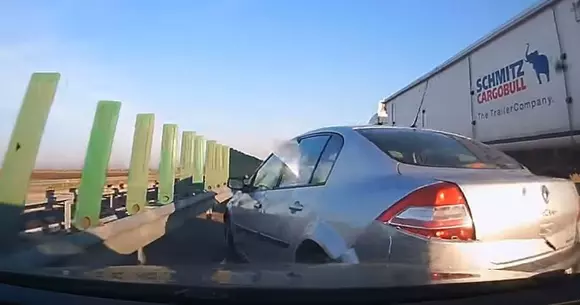 Accident grav, filmat pe A2! Ce se poate întâmpla când nu te asiguri | VIDEO