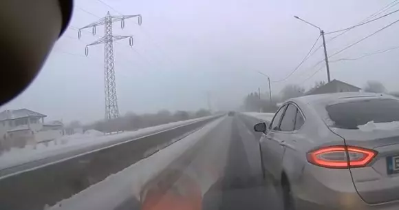 A vrut să-i dea o lecție și i-a pus frână în față, deși pe jos era zăpadă. Cei doi s-au lovit! Ce a urmat! | VIDEO