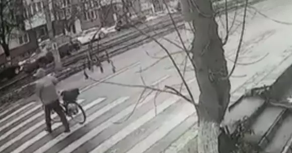 Momentul în care un polițist beat loveşte un biciclist pe trecere în Arad (Video)