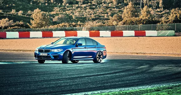 BMW M5: Frumoasa asta e o bestie