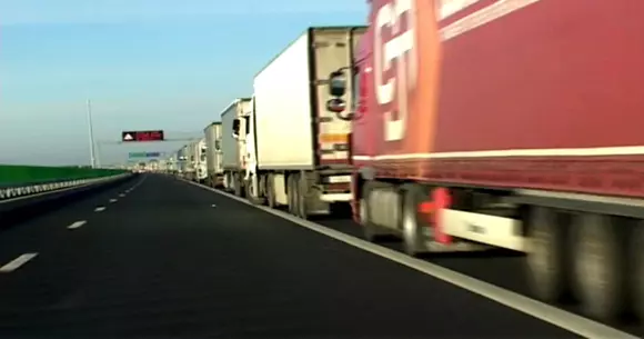 Transportatorii români care au achiziţionat camioane noi îşi pot recupera daunele provocate de ”cartelul camioanelor”