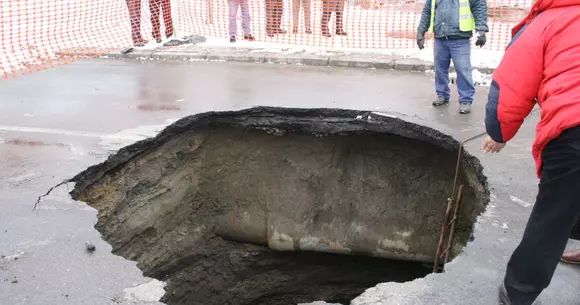 Unde este cea mai mare groapă în carosabil din România?