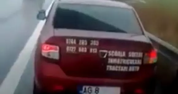 Un jandarm merge cu numărul acoperit ca să evite rovinieta